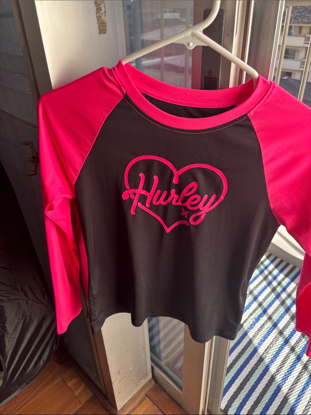 Hurley Black & Neon Pink Raglan Heart Logo Top